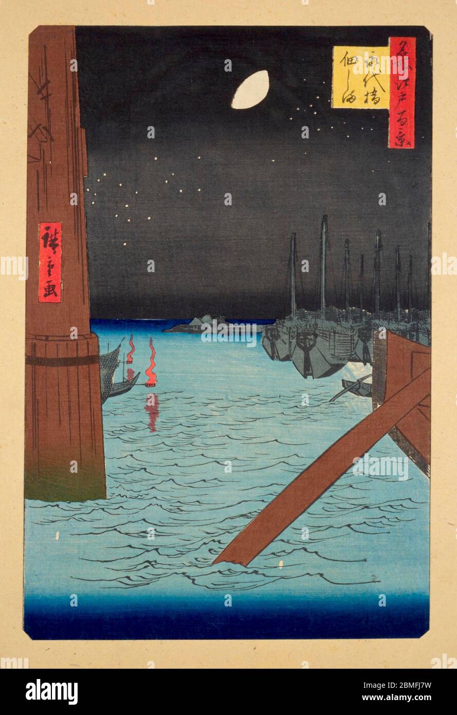 [ 1850 Giappone - Barche sul fiume Sumidagawa ] - il fiume Sumidagawa in Edo (attuale Tokyo) e barche da pesca di Tsukudajima come visto dal ponte Eitaibashi, 1857 (Ansei 4). Questa stampa in blocco di legno è l'immagine 4 in cento viste famose di Edo (名所江戸百景, Meisho Edo Hyakkei), una serie creata dall'artista ukiyoe Utagawa Hiroshige (歌川広重, 1797–1858). È una delle 42 scene primaverili della serie. Titolo: Tsukudajima e Ponte Eitai (永代橋佃しま, Eitaibashi Tsukudajima) stampa in blocchi di legno Ukiyoe, di epoca ottocentesca. Foto Stock