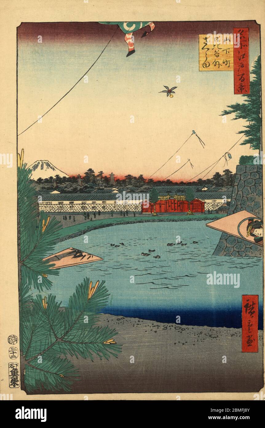 [ 1850 Giappone - volo di Capodanno in aquilone ] - volo di Capodanno vicino al fossato esterno del Castello di Edo a Edo (attuale Tokyo) come visto da Yamashita-cho, 1857 (Ansei 4). Sul retro, si può vedere il Monte Fuji. Questa stampa in blocco di legno è l'immagine 3 in cento viste famose di Edo (名所江戸百景, Meisho Edo Hyakkei), una serie creata dall'artista ukiyoe Utagawa Hiroshige (歌川広重, 1797–1858). È una delle 42 scene primaverili della serie. Titolo: Hibiya e Soto-Sakurada da Yamashita-chō (山下町日比谷外さくら田, Yamashita-chō Hibiya Soto-Sakurada) stampa in blocchi di legno Ukiyoe vintage del XIX secolo. Foto Stock
