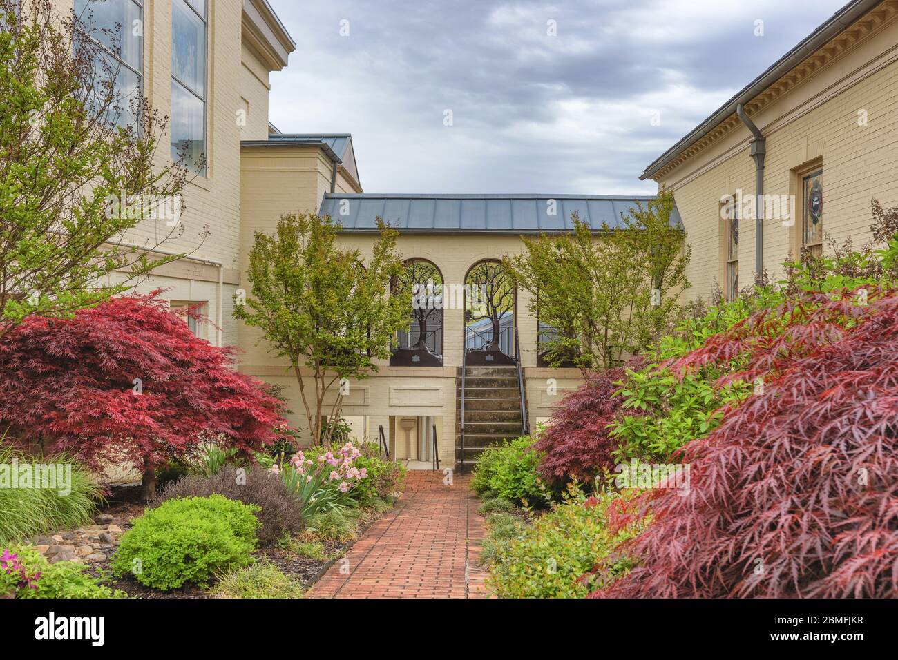 Greeneville, Tennessee, USA - 29 aprile 2020: Un cortile della chiesa nel quartiere storico di Greensville, Tennessee Foto Stock