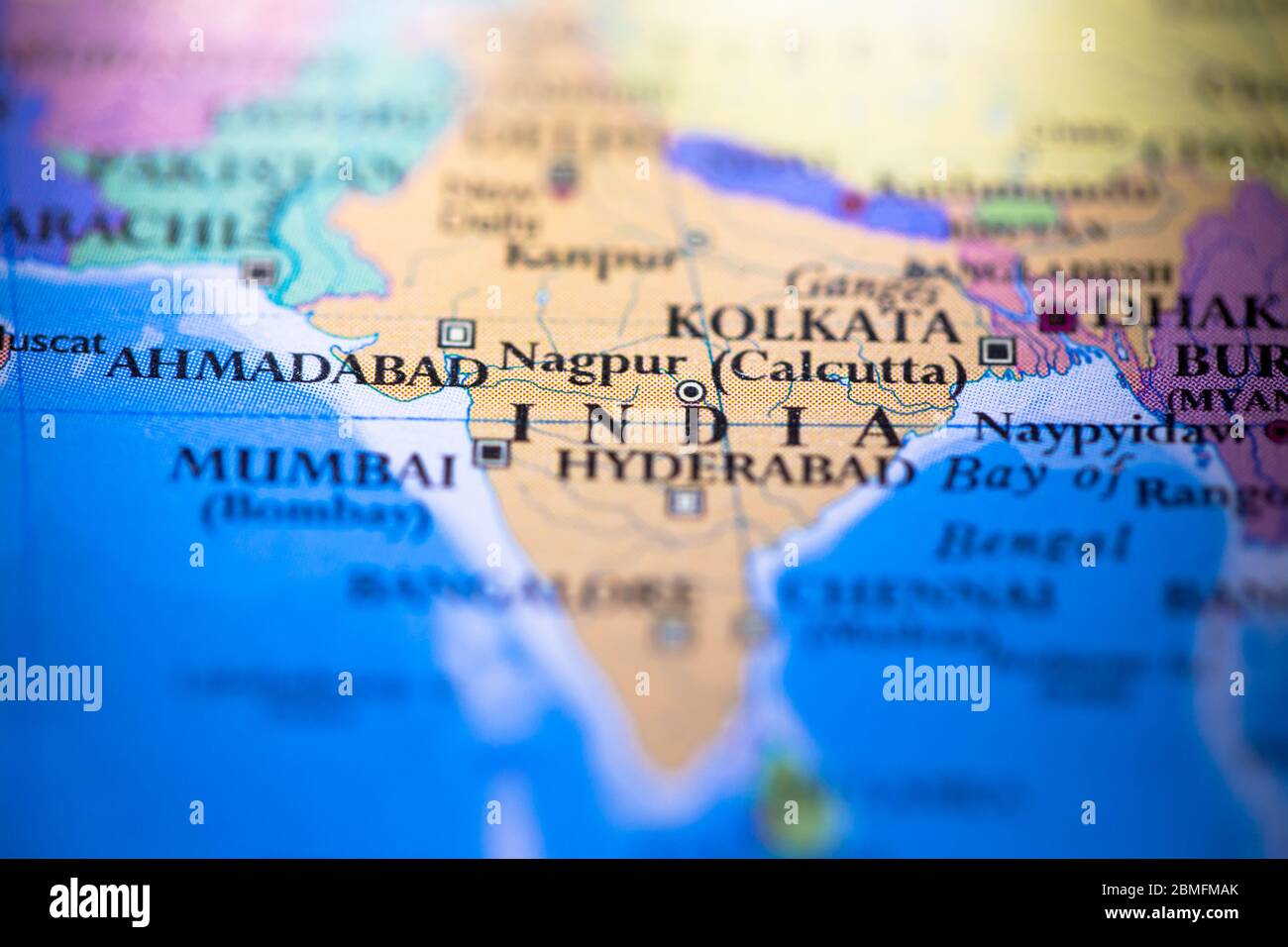 Profondità di campo poco profonda focalizzazione sulla mappa geografica posizione del paese India nel continente asiatico sull'atlante Foto Stock