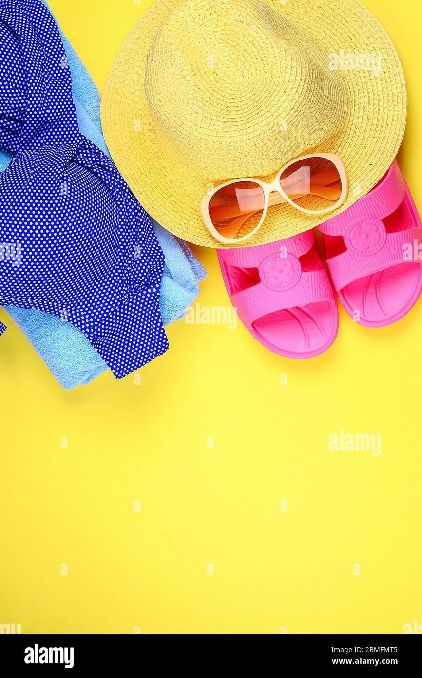 Pantofole, bikini costume da bagno, asciugamano, cappello e occhiali da  sole su un colore pastello giallo dello sfondo. Viaggi, mare, Vacanza Ferie  Foto stock - Alamy