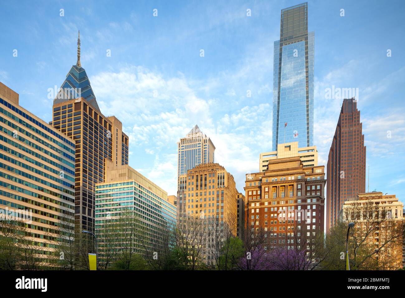 Skyline di edifici moderni nel centro cittadino da Rittenhouse Square, Philadelphia, Pennsylvania, Stati Uniti Foto Stock