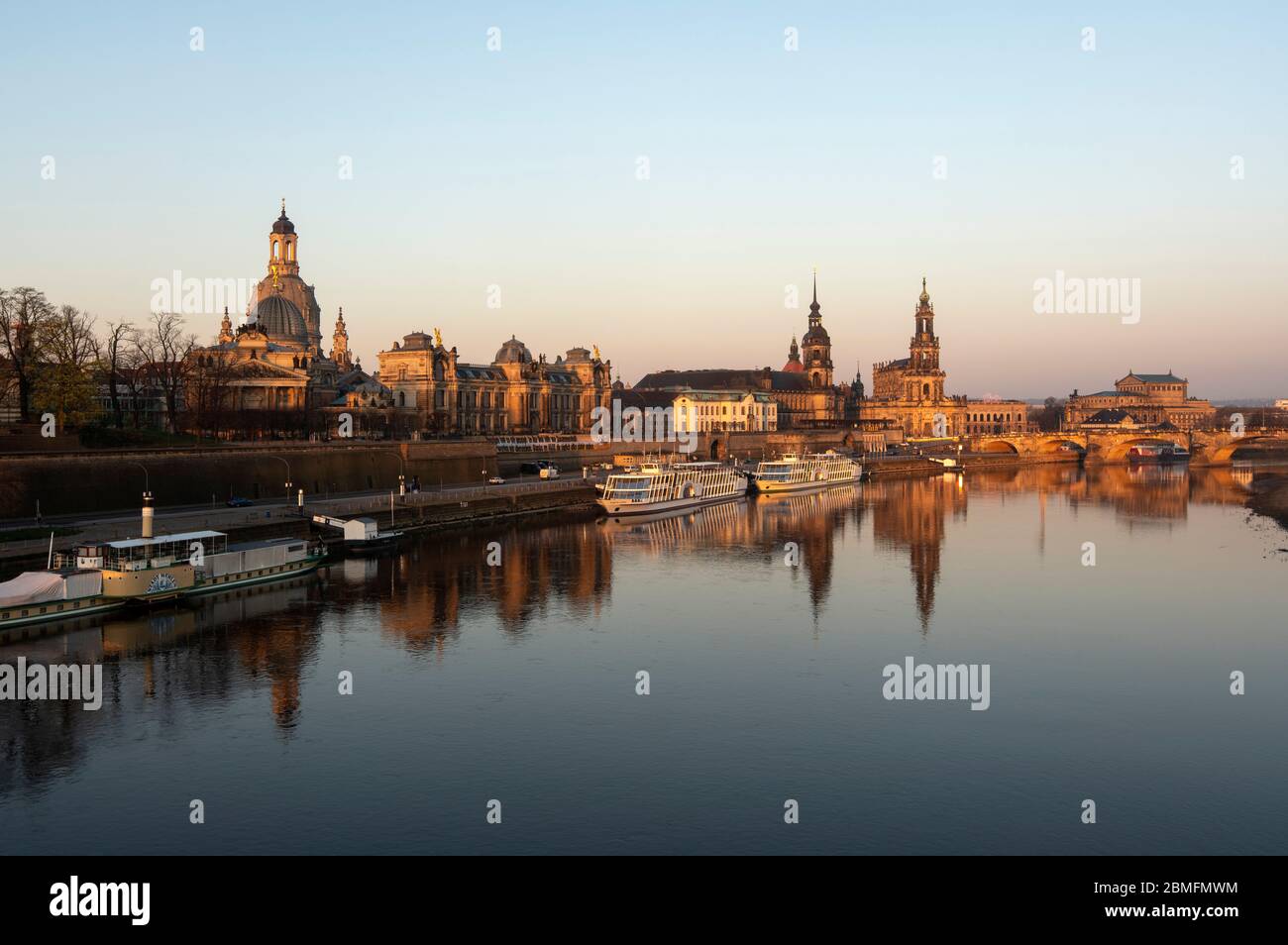 Dresda, Blick über die Elbe bei Sonnenaufgang Foto Stock
