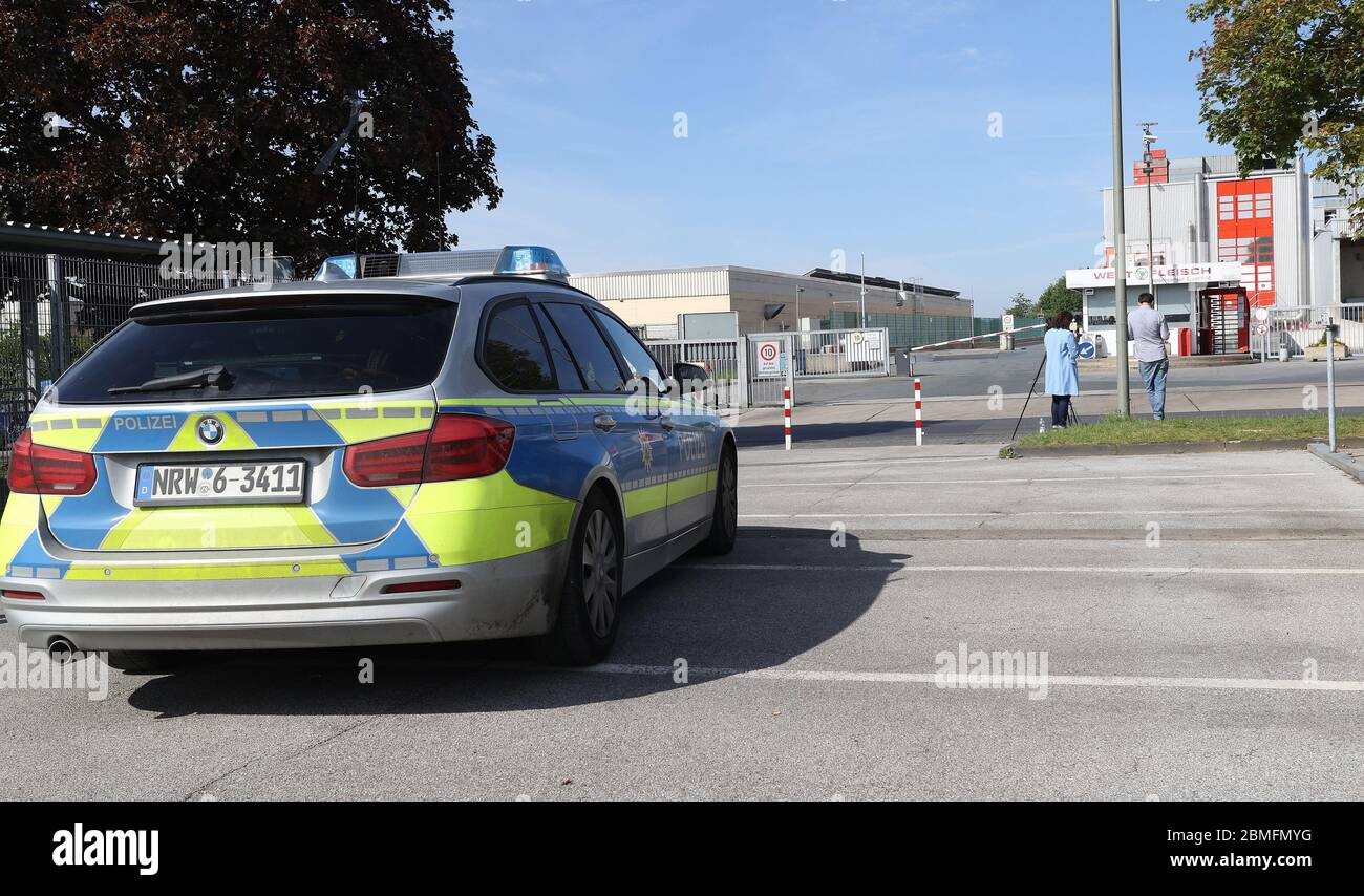 Primo: 09.05.2020 General Corona virus distretto Coesfeld, Westfleisch, estensione della polizia restrizioni Corona, polizia auto cerchio ‚AâCoesfeld - 151 dipendenti del Westfleisch industria della carne, Schridis operazione a Coesfeld sono infettati‚ e le conseguenze sono ora più di 200,000 persone in tutto il distretto: Le restrizioni pandemiche si applicano nel distretto di Coesfeld per un'altra settimana. E questo è solo uno dei provvedimenti restrittivi con cui il governo statale reagisce agli incidenti. Allo stesso tempo, è stata condotta una feroce discussione sui futuri rapporti con le aziende di lavorazione della carne Foto Stock