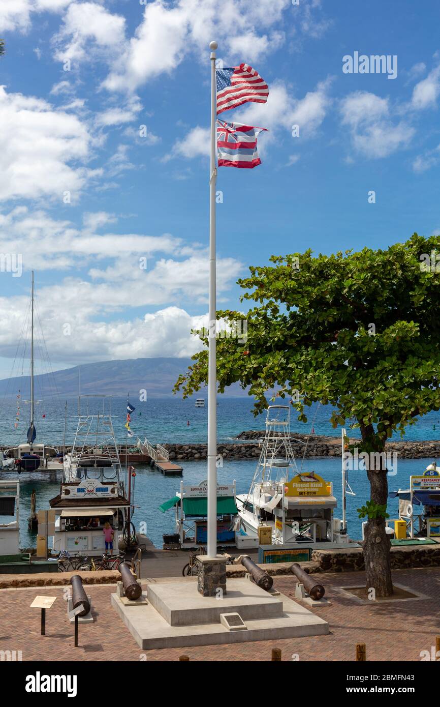 Bandiera americana su Marina fuori dal tribunale di Lahaina Vecchia Foto Stock
