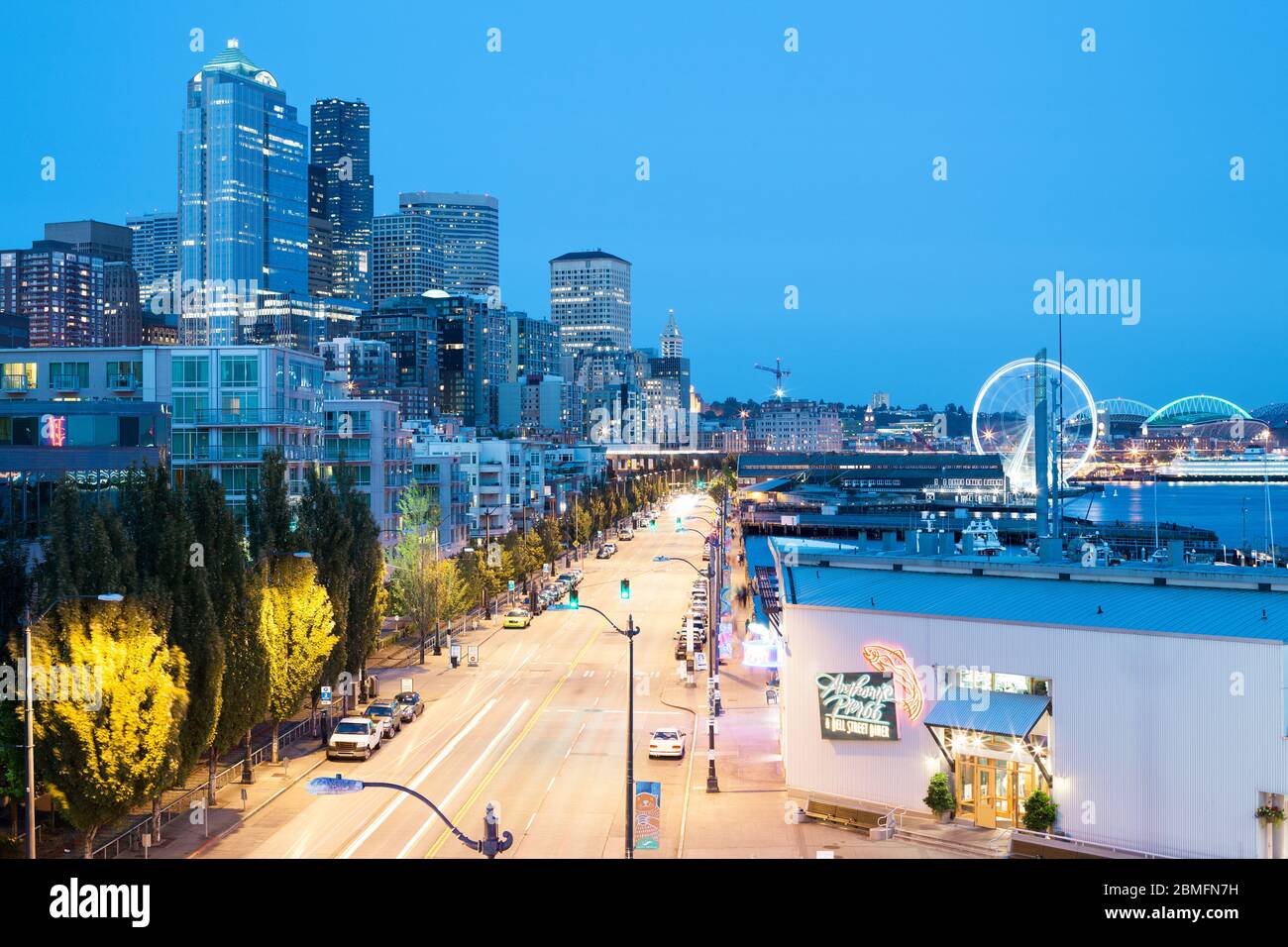 Seattle, Washington state, Stati Uniti - una vista notturna del lungomare in centro. Foto Stock
