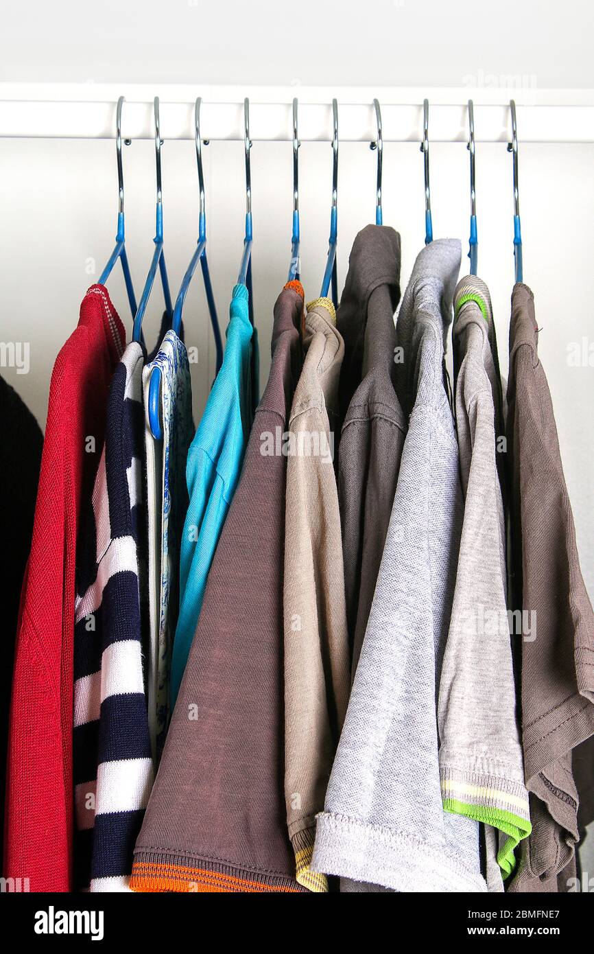 Abbigliamento da uomo e da donna su staffe in silicone nell'armadio. Le stesse spalle. Organizzazione di storage. Ordine e pulizia. Quarantena, se Foto Stock