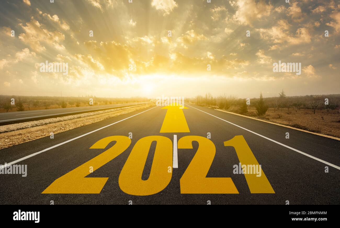 La parola 2021 scritta sulla strada statale. Concetto per il nuovo anno 2021 Foto Stock