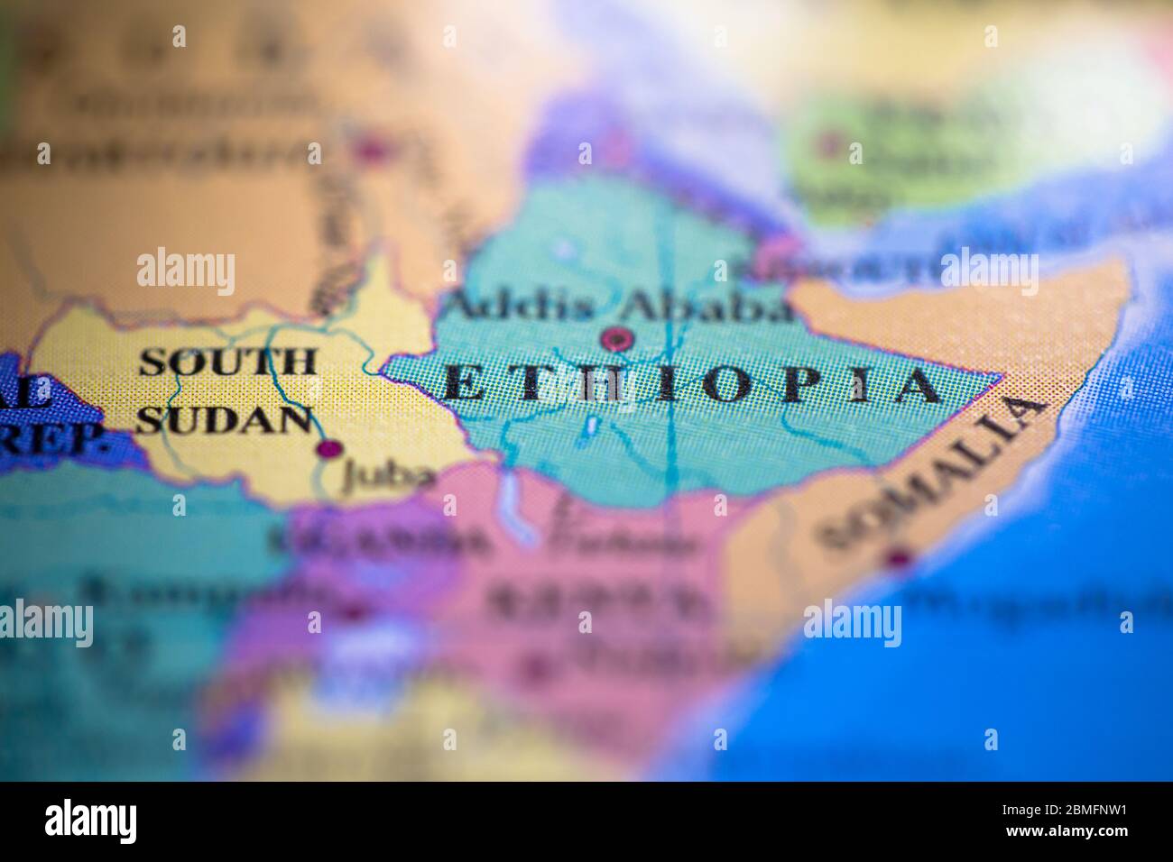 Profondità di campo poco profonda focalizzazione sulla mappa geografica posizione del paese Etiopia nel continente africano sull'atlante Foto Stock