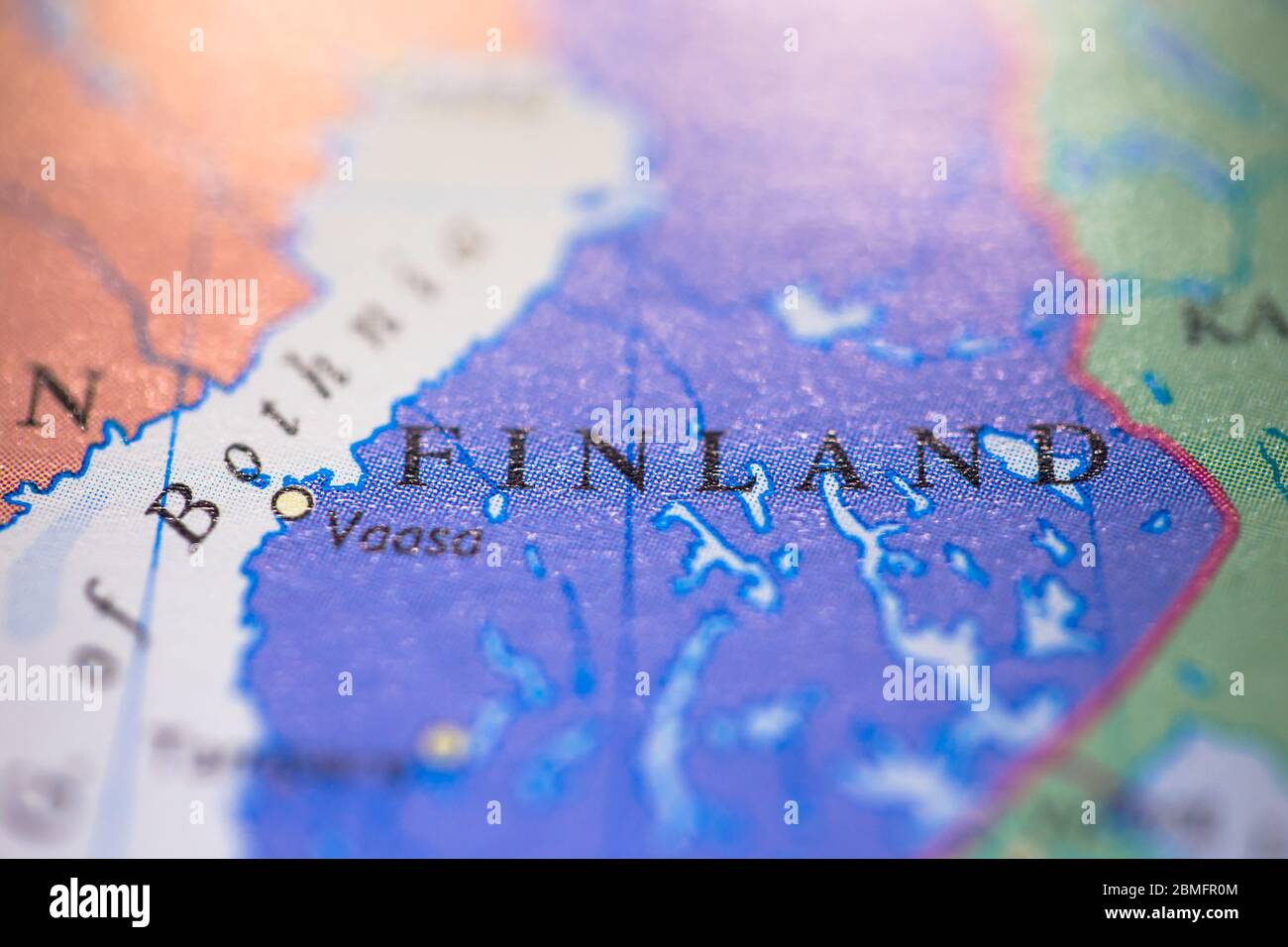 Profondità di campo poco profonda focalizzazione sulla mappa geografica posizione del paese Finlandia nel continente europeo su atlas Foto Stock