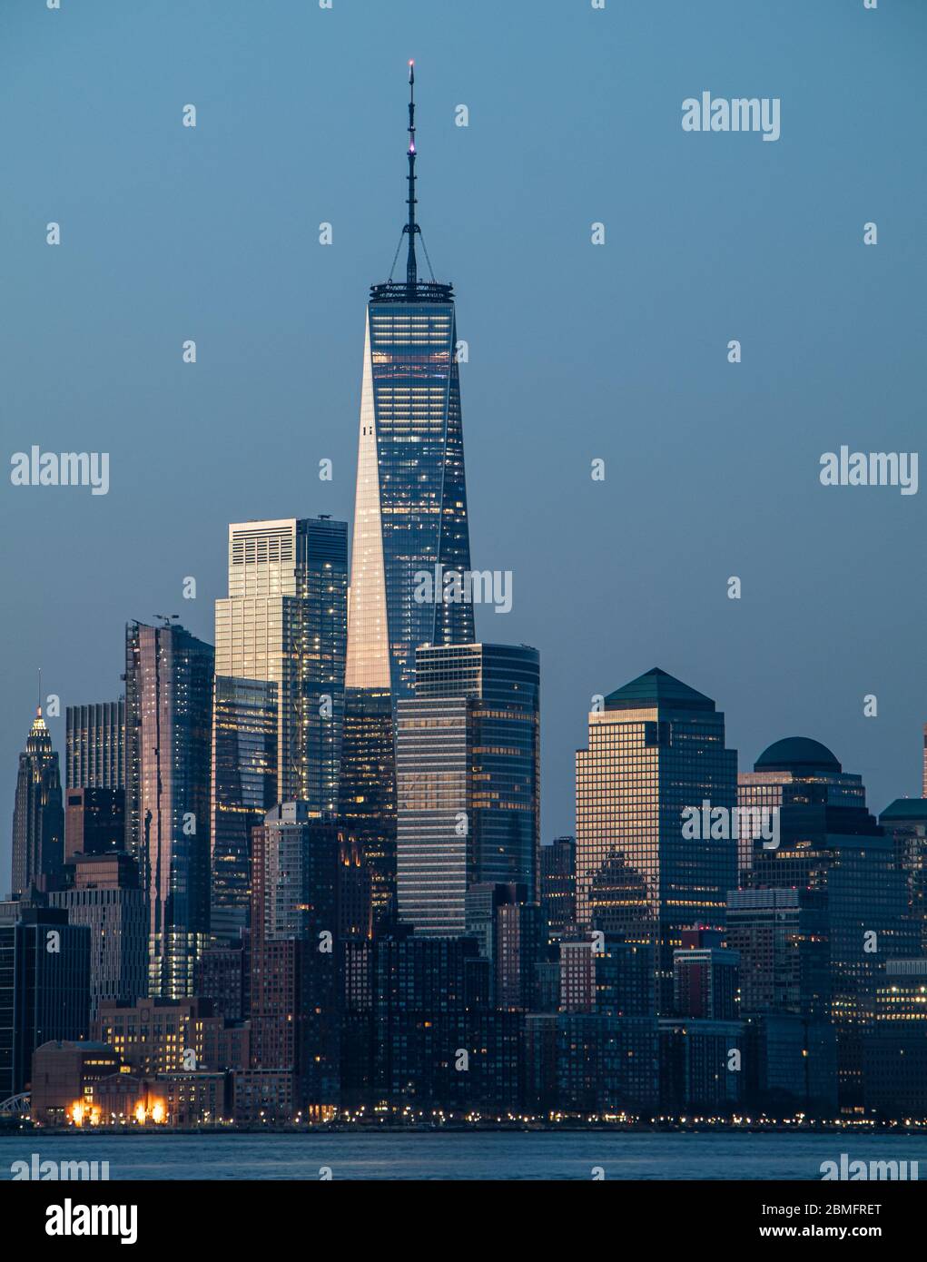 La Freedom Tower presso il One World Trade Center si erge tra gli altri edifici iconici del quartiere finanziario di New York Foto Stock