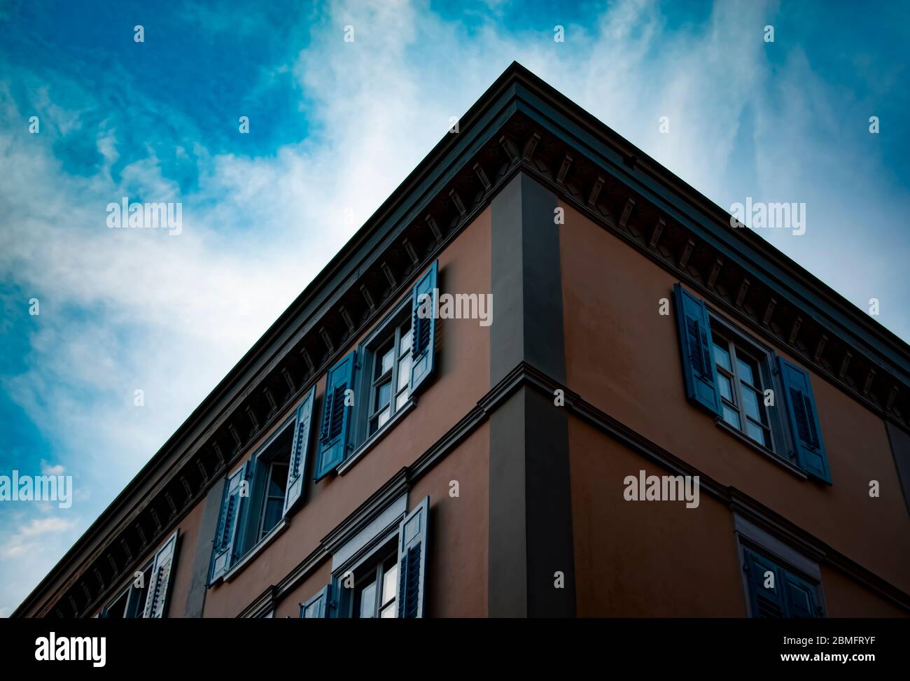 Un edificio dall'architettura svizzera. L'edificio è stato fotografato contro il cielo come sfondo, evidenziando il motivo geometrico. Foto Stock