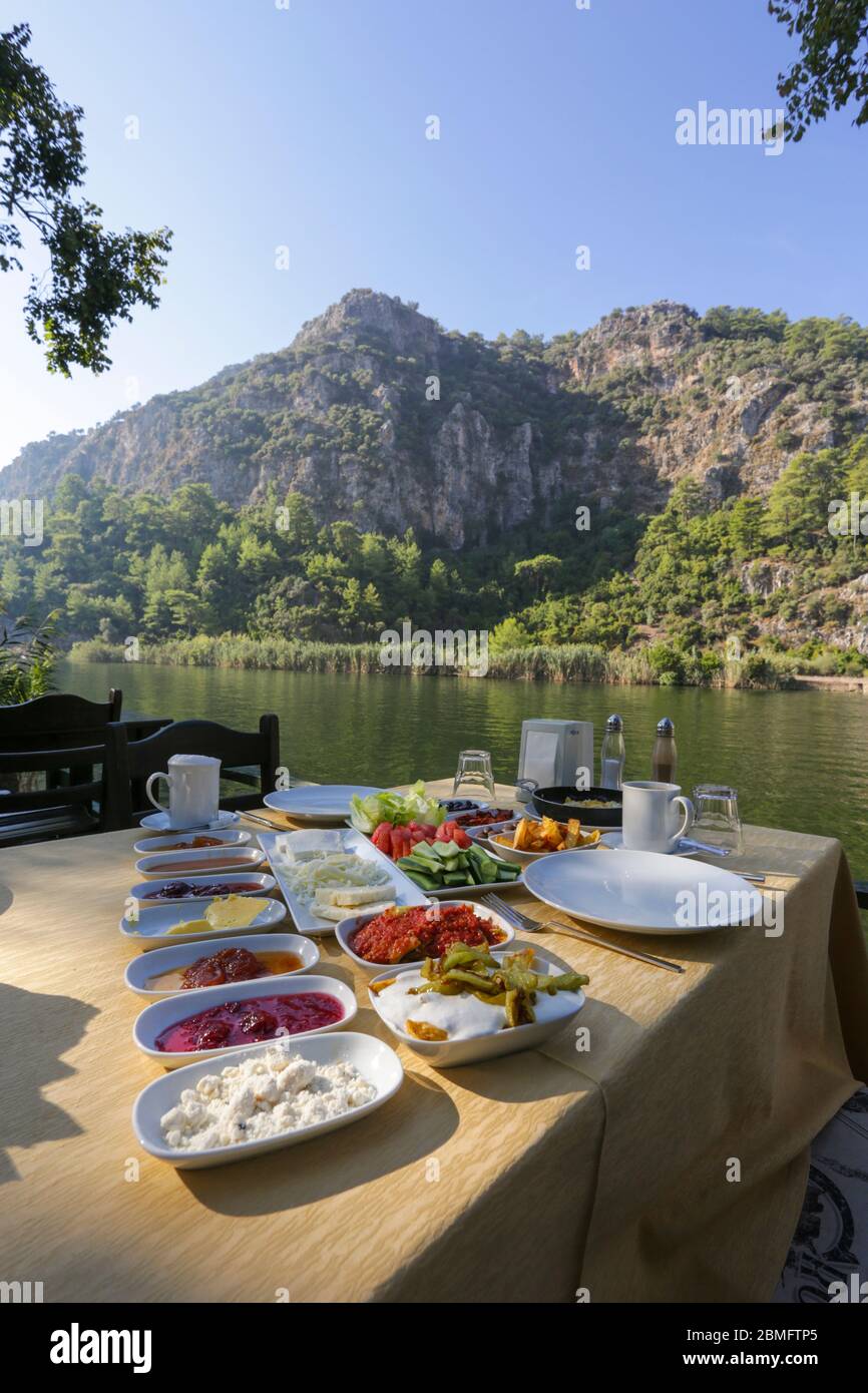 La colazione turca si diffuse accanto al fiume a Dalyan, Turchia Foto Stock