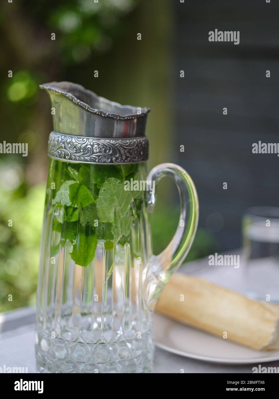 Caraffa in vetro e argento Foto Stock