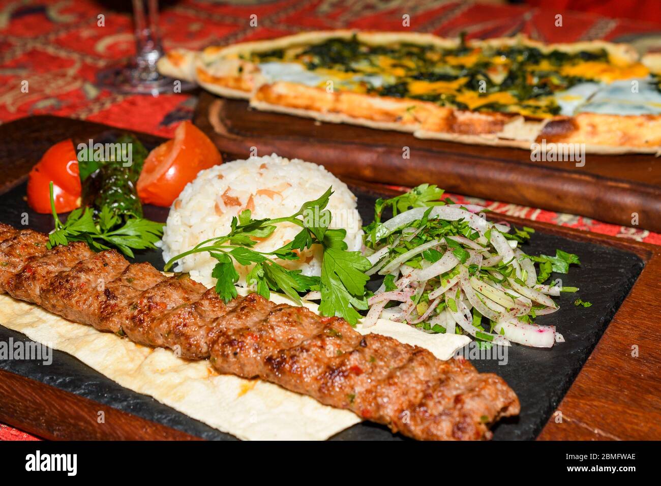 Pranzo o cena tradizionale turco autyhentic: Kebab con riso e verdure, spinaci e pide d'uovo, pita pane piatto e puff lavash caldo o hom lavas Foto Stock