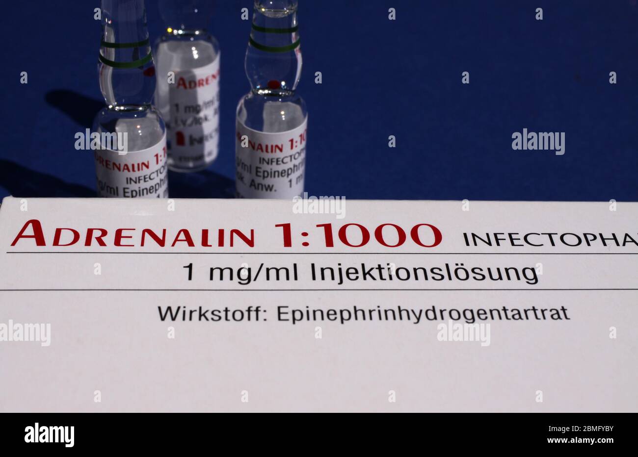 Viersen, Germania - Maggio 8. 2020: Primo piano della confezione di Adrenalin con i flaconcini per iniezione Foto Stock