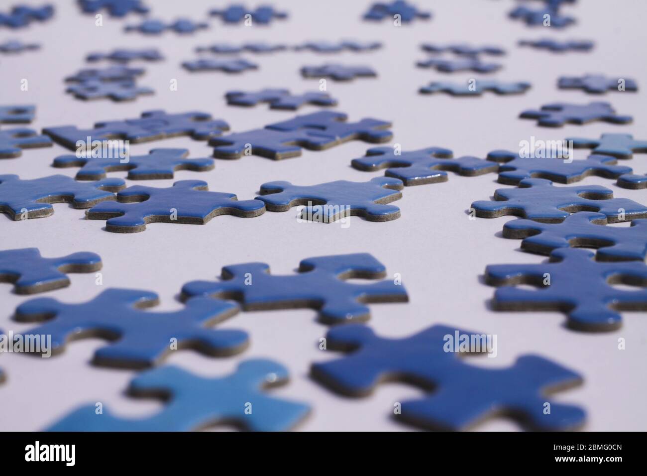 Primo piano di pezzi isolati puzzle blu, sfondo bianco Foto Stock