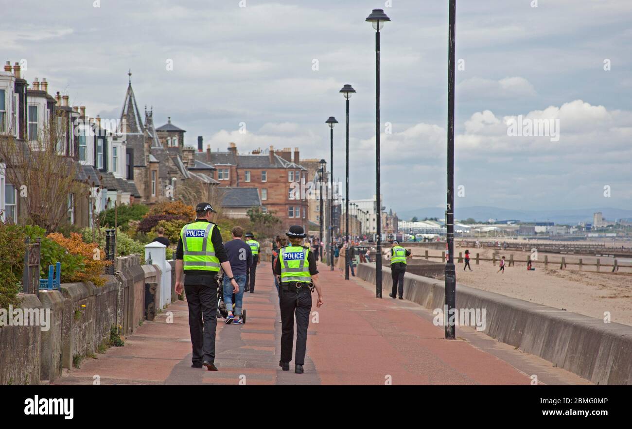 Portobello Beach Edimburgo, Scozia, Regno Unito, 9 maggio 2020. Presto polizia apparizione di quattro ufficiali sia maschile che femminile al mare ragionevolmente tranquillo oggi forse in attesa del tempo più caldo che porta più visitatori a prendere il loro esercizio permesso. Foto Stock