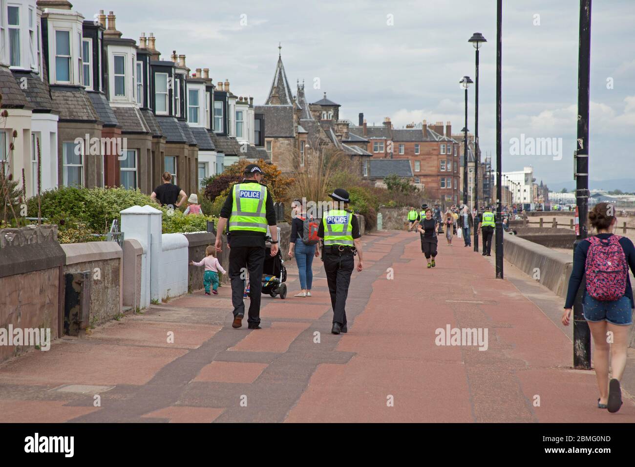 Portobello Beach Edimburgo, Scozia, Regno Unito, 9 maggio 2020. Presto polizia apparizione di quattro ufficiali sia maschile che femminile al mare ragionevolmente tranquillo oggi forse in attesa del tempo più caldo che porta più visitatori a prendere il loro esercizio permesso. Foto Stock