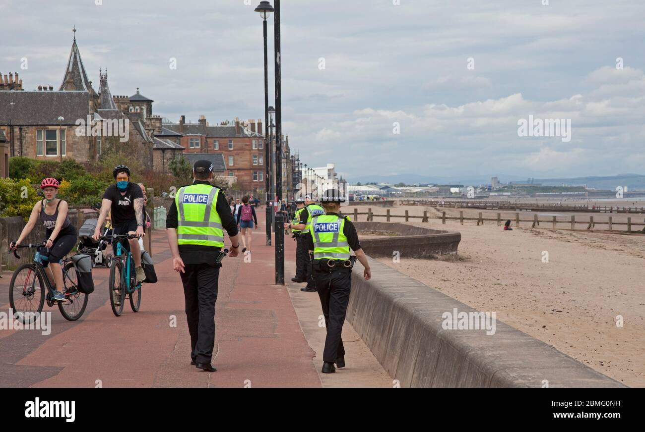 Portobello Beach Edimburgo, Scozia, Regno Unito, 9 maggio 2020. Presto polizia apparizione di quattro ufficiali sia maschile che femminile al mare ragionevolmente tranquillo oggi forse in attesa del tempo più caldo che porta più visitatori a prendere il loro esercizio permesso. Foto Stock