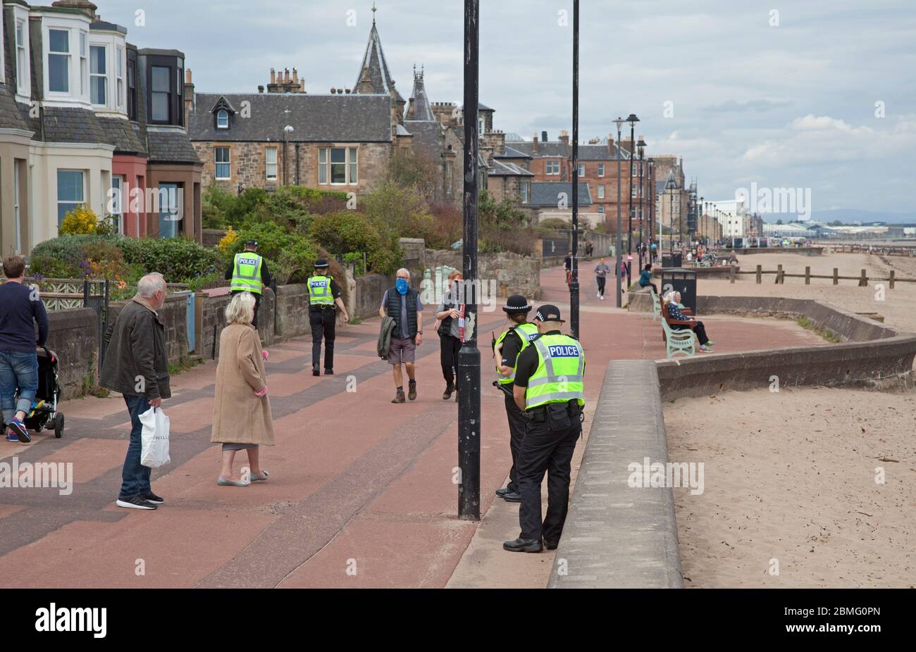 Portobello Beach Edimburgo, Scozia, Regno Unito, 9 maggio 2020. Presto polizia apparizione di quattro ufficiali sia maschile che femminile al mare ragionevolmente tranquillo oggi forse in attesa del tempo più caldo che porta più visitatori a prendere il loro esercizio permesso. Foto Stock