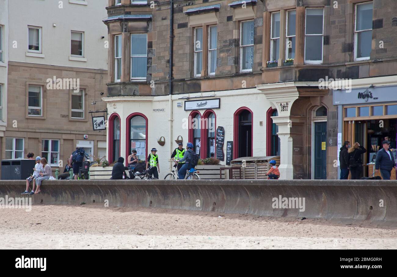 Portobello Beach Edimburgo, Scozia, Regno Unito, 9 maggio 2020. Presto polizia apparizione di quattro ufficiali sia maschile che femminile al mare ragionevolmente tranquillo oggi forse in attesa del tempo più caldo che porta più visitatori a prendere il loro esercizio permesso. Foto Stock