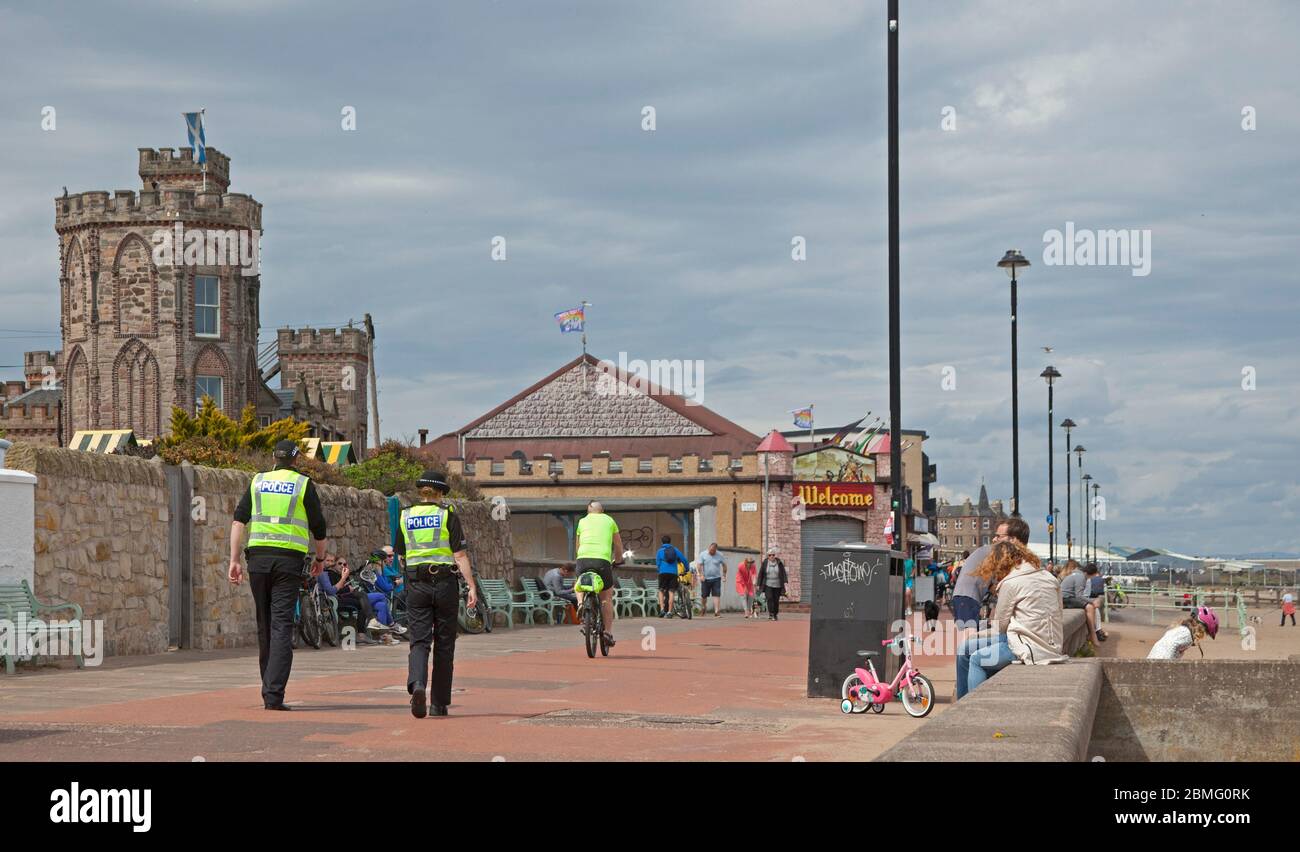 Portobello Beach Edimburgo, Scozia, Regno Unito, 9 maggio 2020. Presto polizia apparizione di quattro ufficiali sia maschile che femminile al mare ragionevolmente tranquillo oggi forse in attesa del tempo più caldo che porta più visitatori a prendere il loro esercizio permesso. Foto Stock
