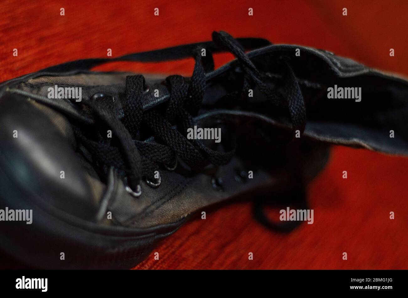 Scarpe eleganti nere Ragged, scarpe eleganti nere vintage Foto Stock