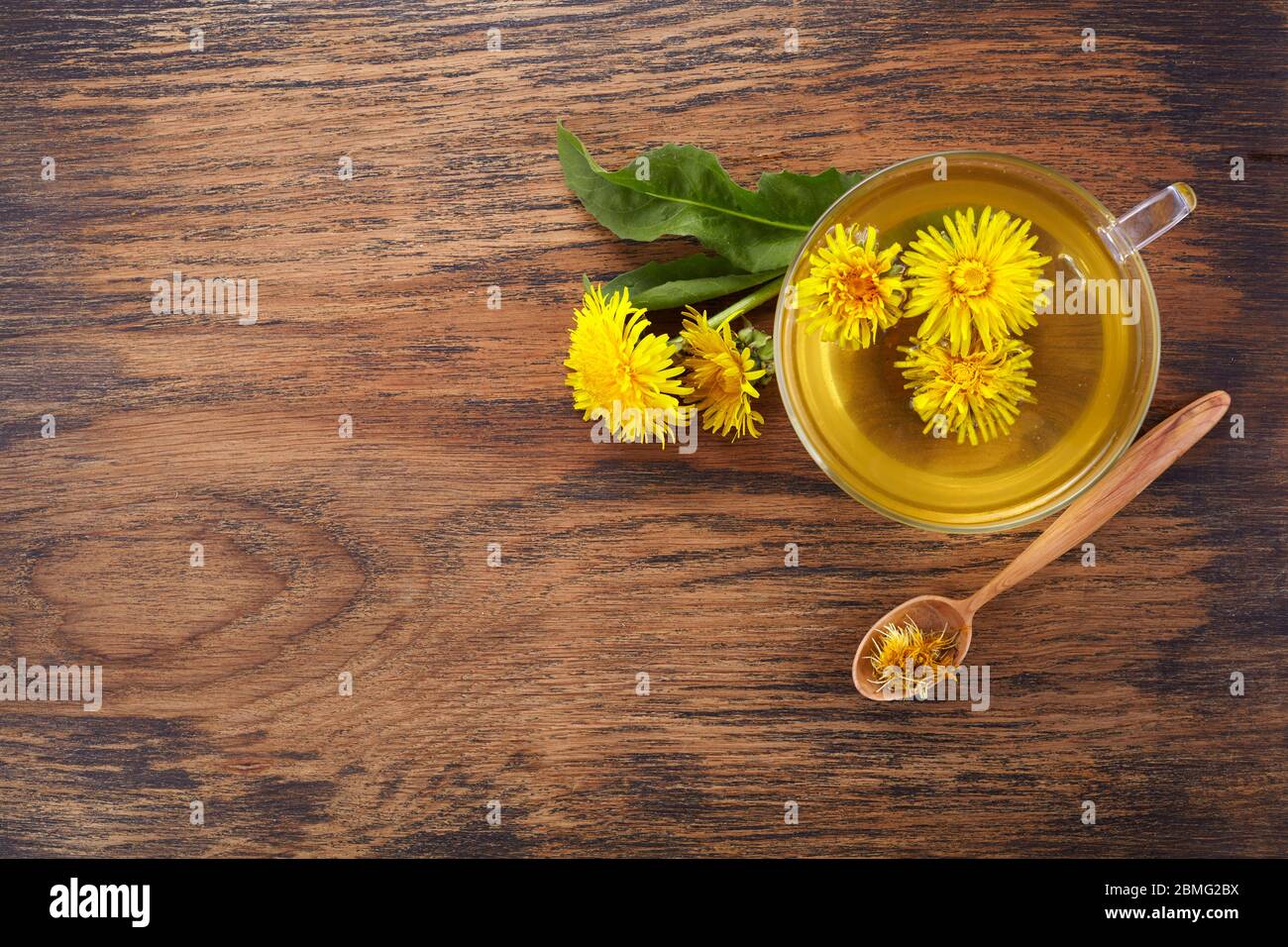 Tazza ph sano tè dente di leone su vintage sfondo di legno. Erbe fresche. Foto Stock