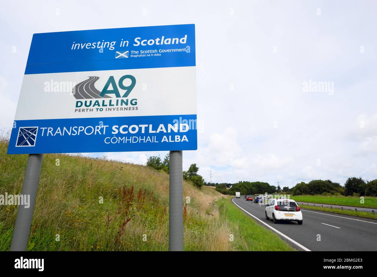 Cartello stradale a nord di Perth che informa i conducenti dei piani di Transport Scotland di aggiornare la strada A9 a doppia carreggiata. Foto Stock