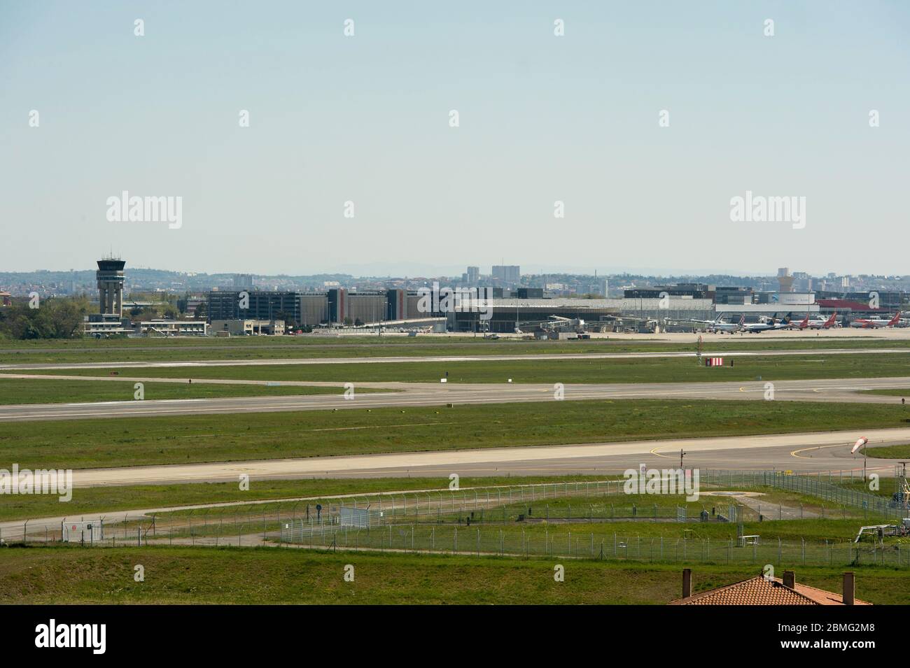 Focolaio di coronavirus, Covid-19 e quarantena. Servizio minimo garantito all'aeroporto di Tolosa-Blagnac (Francia meridionale), il 10 aprile 2020. Messa a terra p Foto Stock