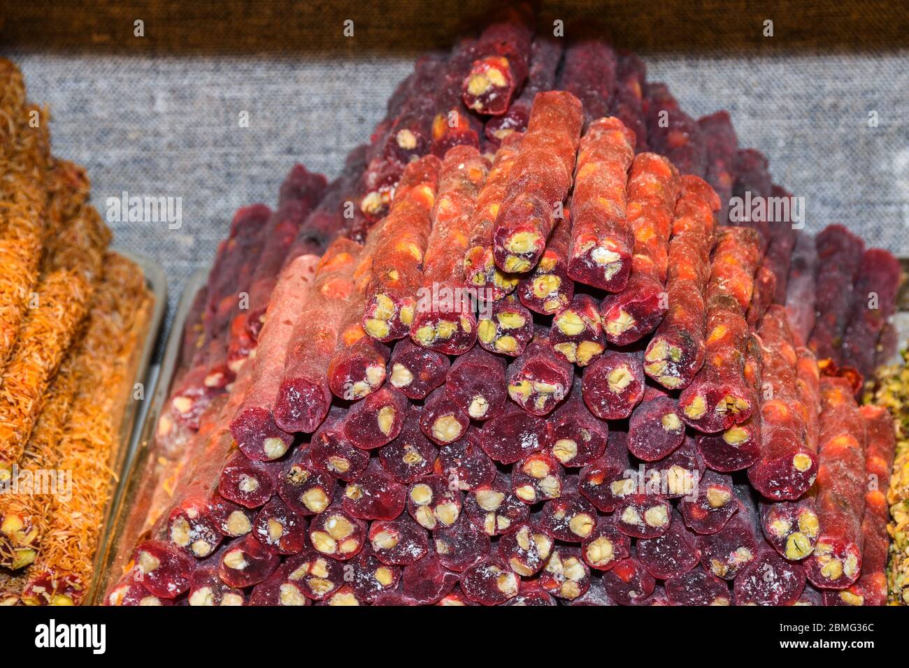 Cevezli sucuk fatto immergendo una stringa con noci in un miscuglio di melassa d'uva, il sucuk dolce viene poi appeso a secco e tagliato a pezzi e enj Foto Stock