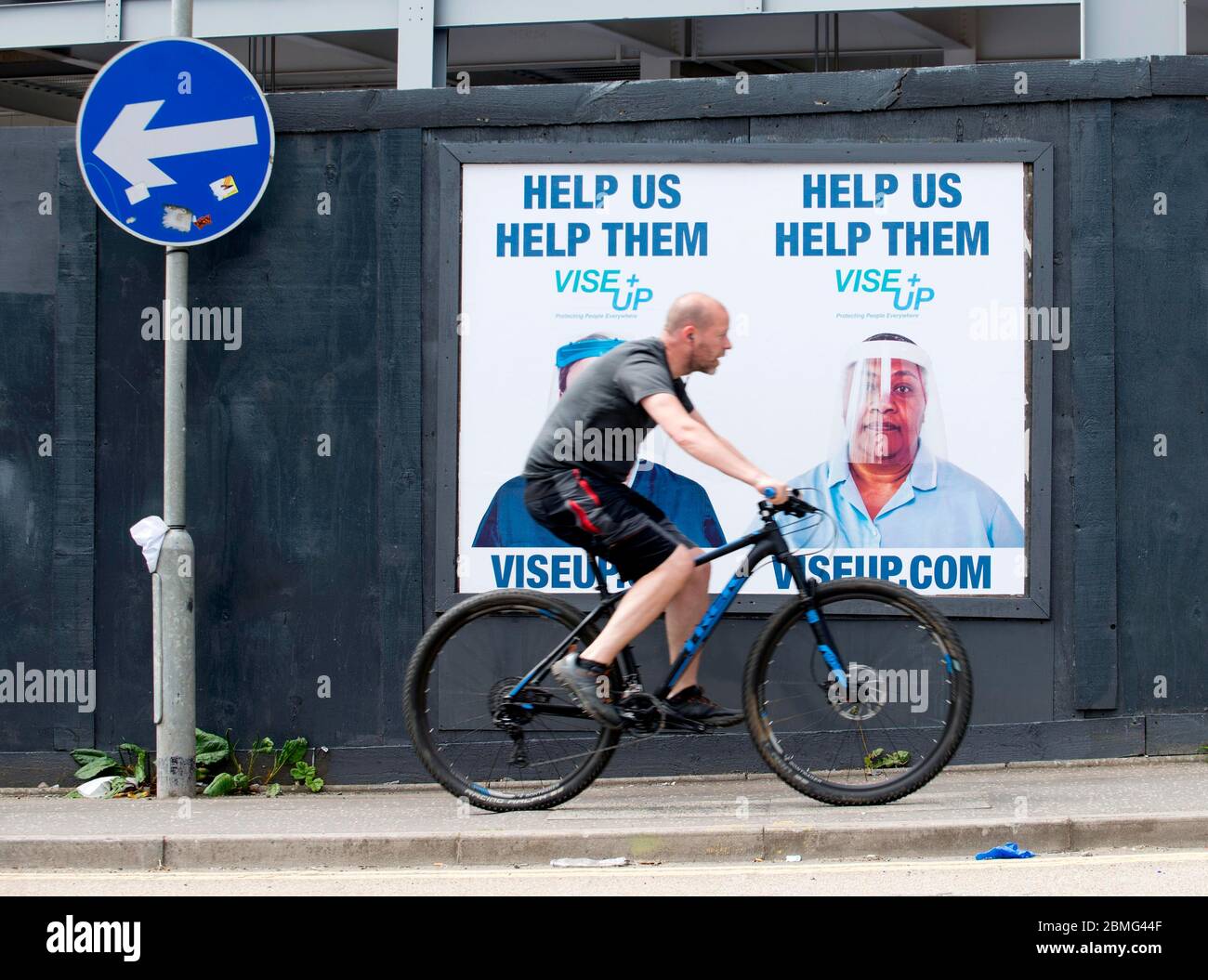 Glasgow, Scozia 9 maggio 2020 UN ciclista passa un poster. Con il primo Minster Boris Johnson dovuto fare un annuncio sulla via di chiusura la domenica notte le persone si adattano alla nuova normale. Credit: Chris McNulty/Alamy Live News Foto Stock