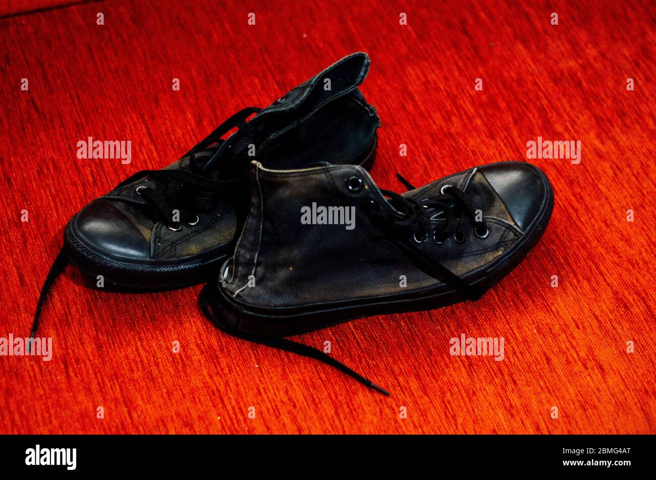 Scarpe eleganti nere Ragged, scarpe eleganti nere vintage Foto Stock