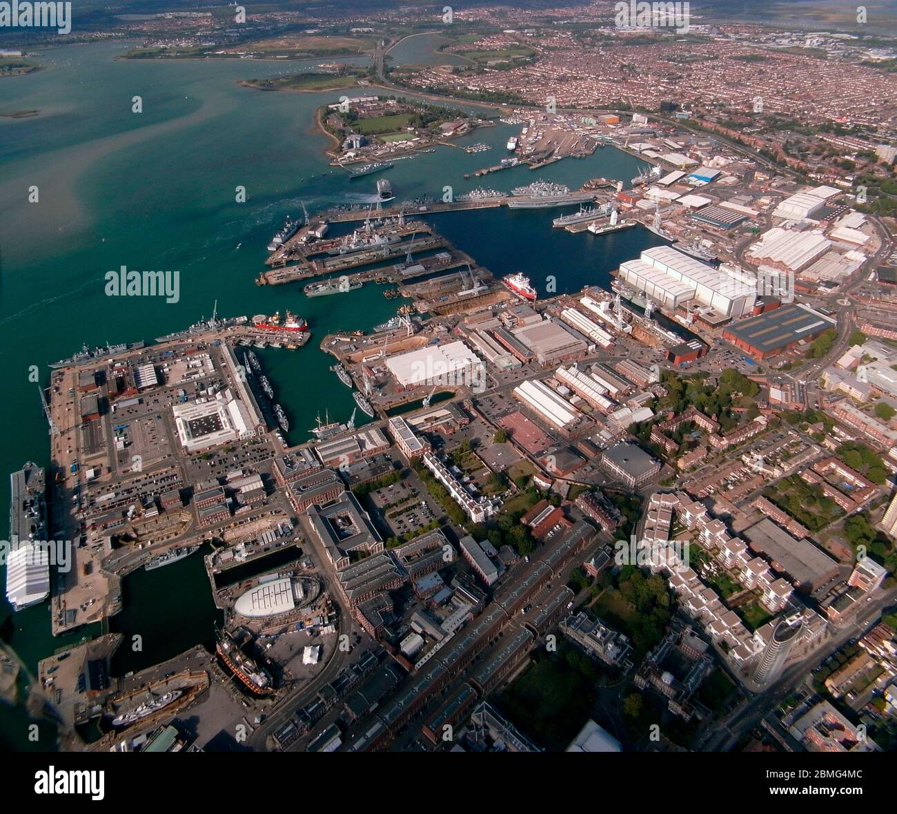 AJAXNETPHOTO. 24 AGOSTO 2011. PORTSMOUTH, INGHILTERRA. - VEDUTA AEREA GENERALE DELLA BASE NAVALE E DEL CANTIERE STORICO DA QUEEN STREET IN BASSO A DESTRA A PORTCHESTER IN ALTO A SINISTRA. FOTO:JONATHAN EASTLAND/AJAX REF:GR110111 3041 Foto Stock