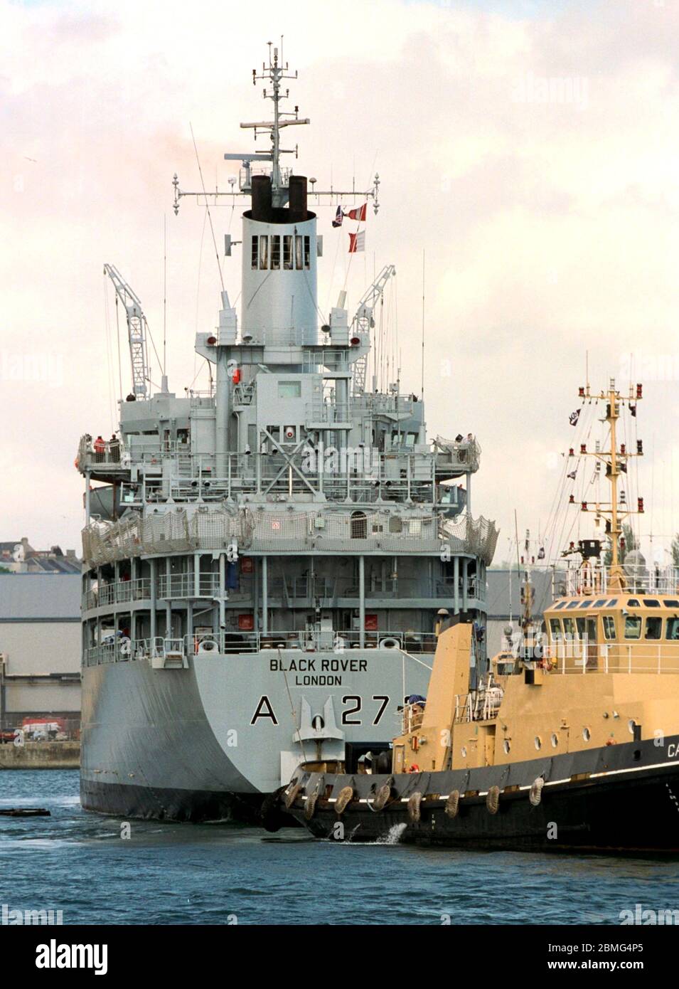 AJAXNETPHOTO. 1999. DEVONPORT, INGHILTERRA. - STERN FIRST - LA NAVE DI FORNITURA RFA BLACK ROVER È STATA TRAINATA DA UN BACINO A DEVONPORT DOPO UN REFIT. FOTO:JONATHAN EASTLAND/AJAX REF:055 09 Foto Stock