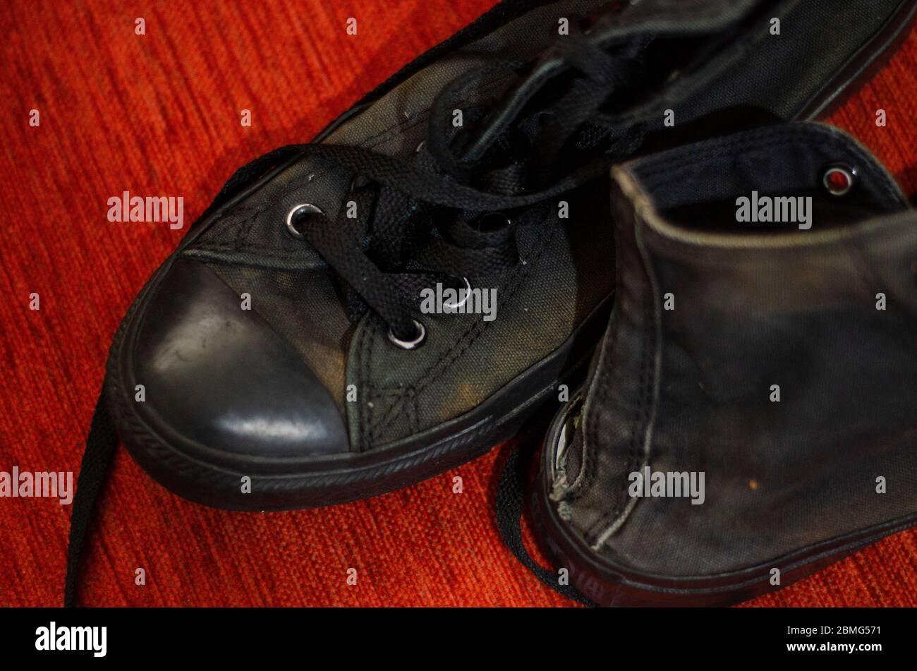 Scarpe eleganti nere Ragged, scarpe eleganti nere vintage Foto Stock