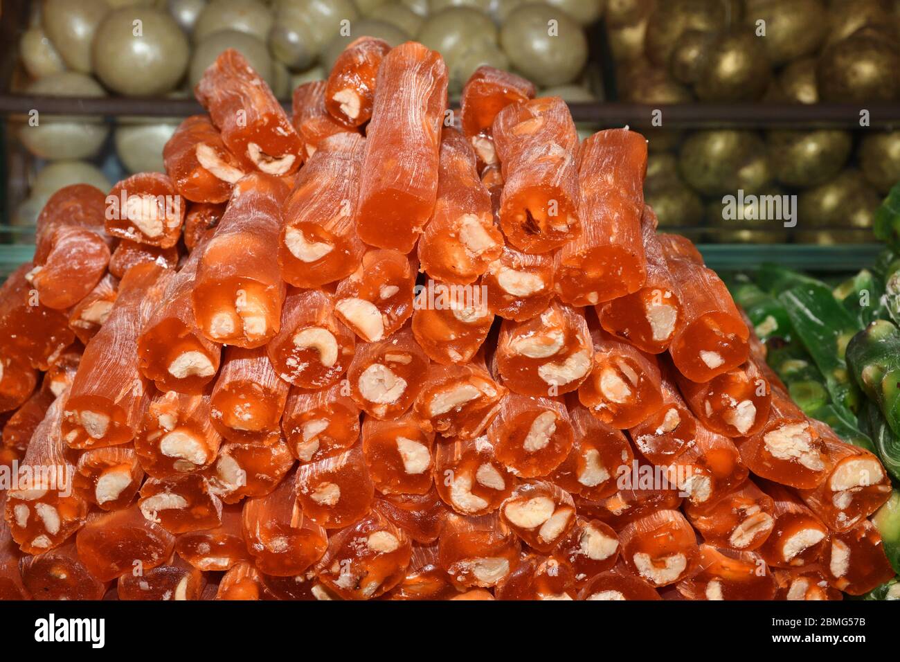 Cevezli sucuk fatto immergendo una stringa con noci in un miscuglio di melassa d'uva, il sucuk dolce viene poi appeso a secco e tagliato a pezzi e enj Foto Stock