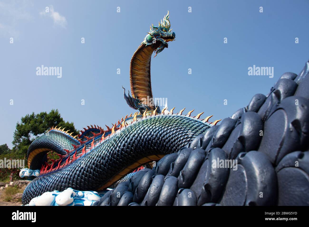 Grande statua blu Naka e bianco buddha in Wat Roi Phra Phutthabat Phu Manorom per i thailandesi e stranieri viaggiatori viaggio visita e rispettare pregare Foto Stock