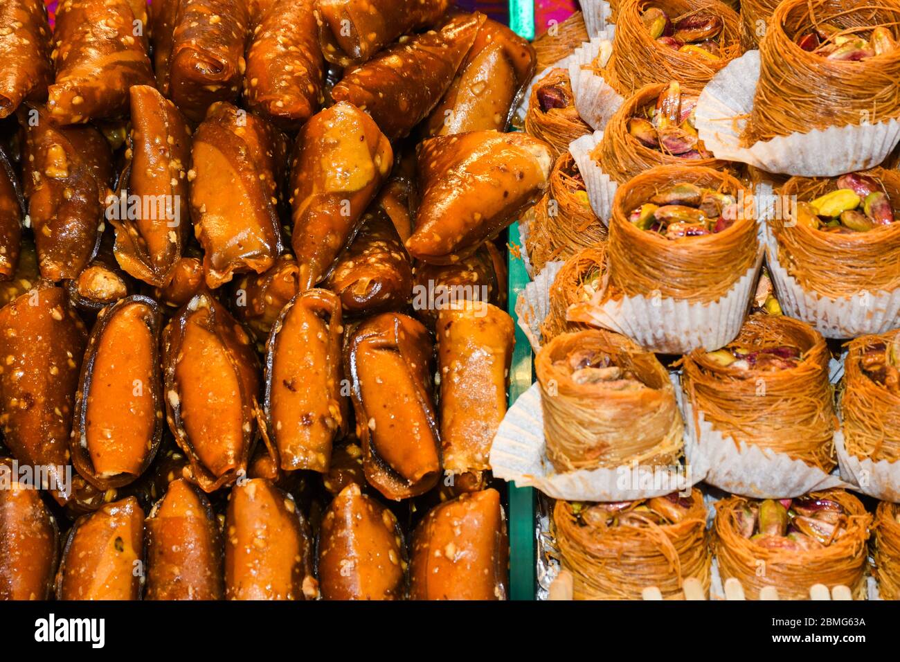 Cevezli sucuk fatto immergendo una stringa con noci in un miscuglio di melassa d'uva, il sucuk dolce viene poi appeso a secco e tagliato a pezzi e enj Foto Stock