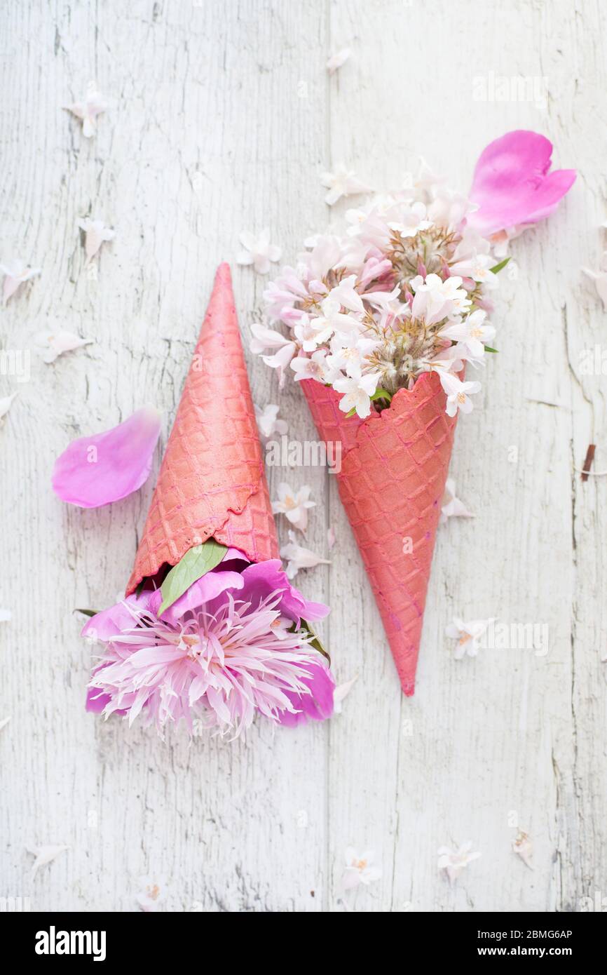 Bouquet - gelato ai fiori. Fiori rosa in un cono di ghiaccio Foto Stock