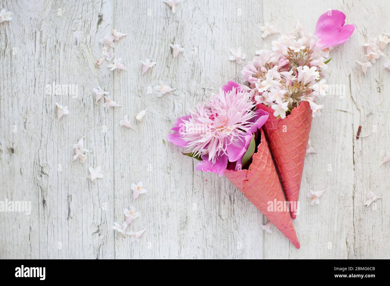 Bouquet - gelato ai fiori. Fiori rosa in un cono di ghiaccio Foto Stock