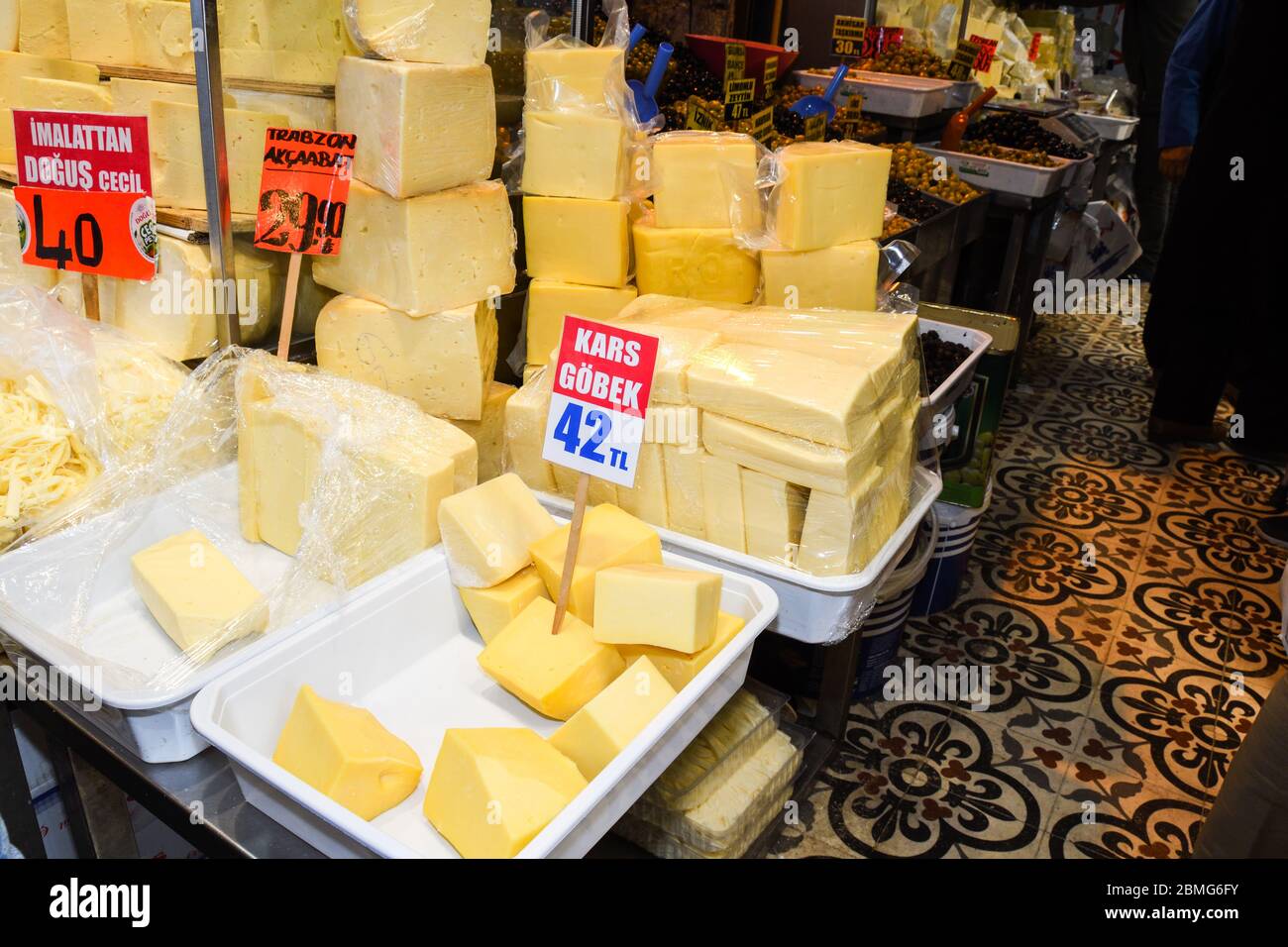 Formaggio turco: beyaz peynir (formaggio bianco di pecora, feta greca) a pieno contenuto di grassi, Peynir giallo kaşar (formaggio kosher, greco kasseri), giovane, dolce o invecchiato Foto Stock