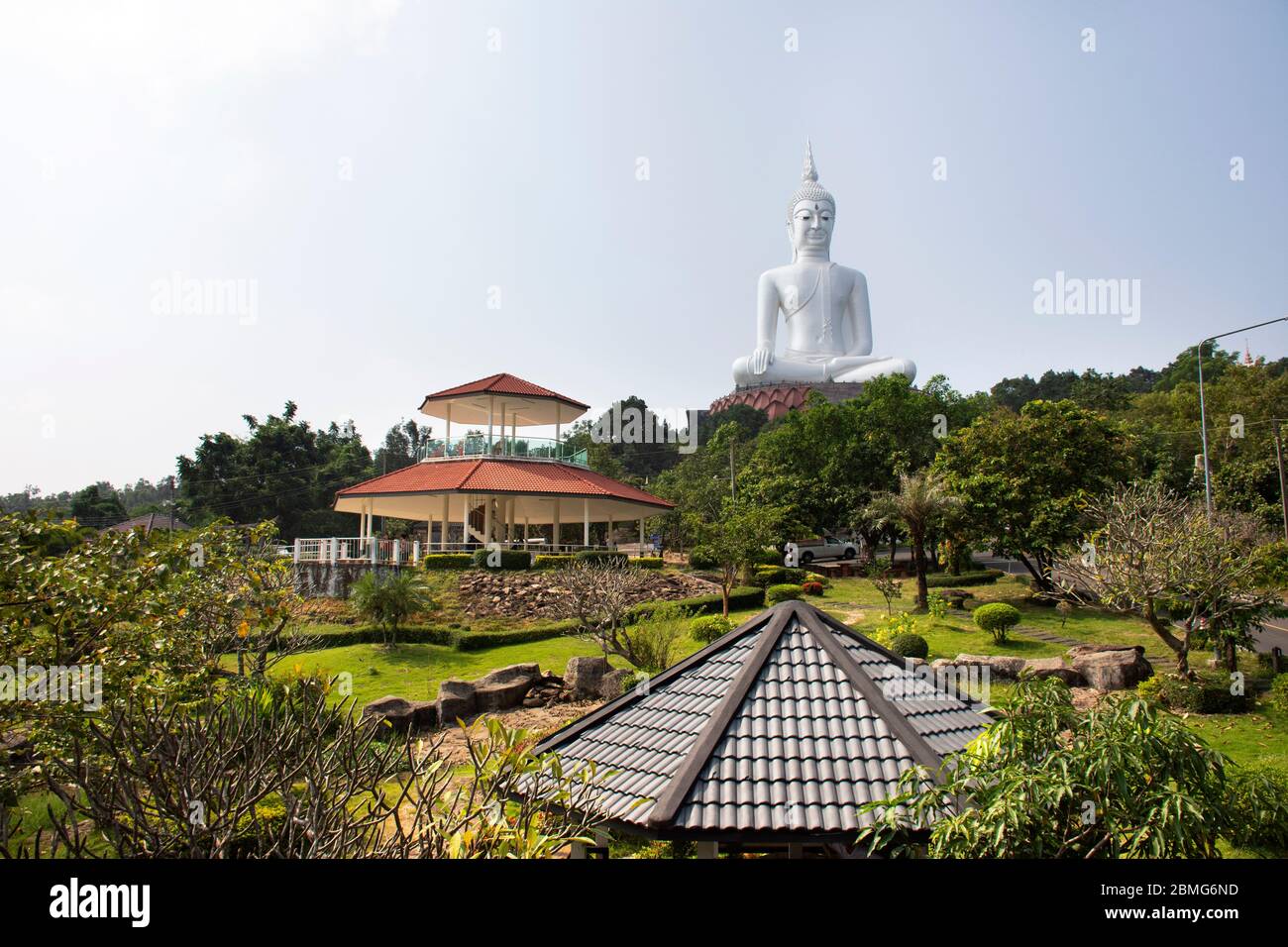 Grande statua bianca di buddha sulla montagna a Wat Roi Phra Phutthabat Phu Manorom per i thailandesi e viaggiatori stranieri viaggio visita e rispettare pregare a. Foto Stock