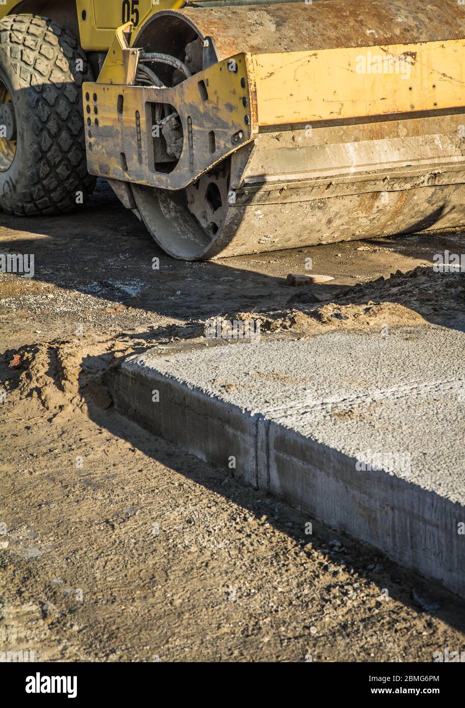 Autostrada in costruzione - un primo piano di un rullo a vapore e una strada Foto Stock