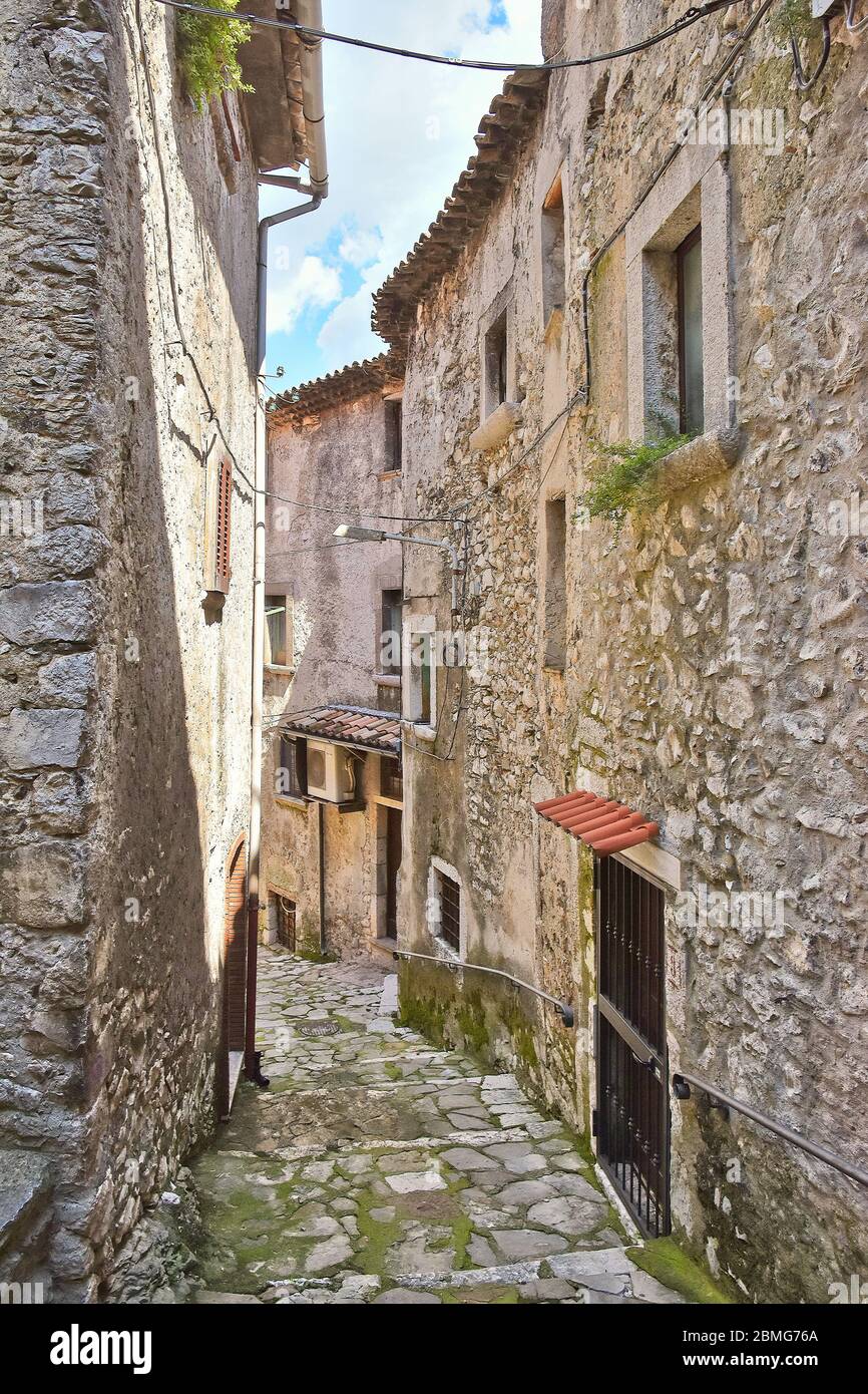 Una strada stretta tra le vecchie case del villaggio di Cusano Mutri, Italia. Foto Stock