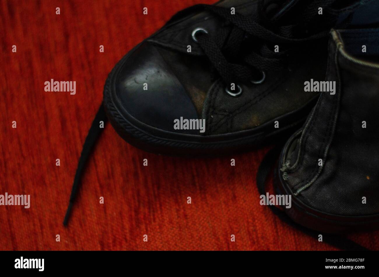 Scarpe eleganti nere Ragged, scarpe eleganti nere vintage Foto Stock