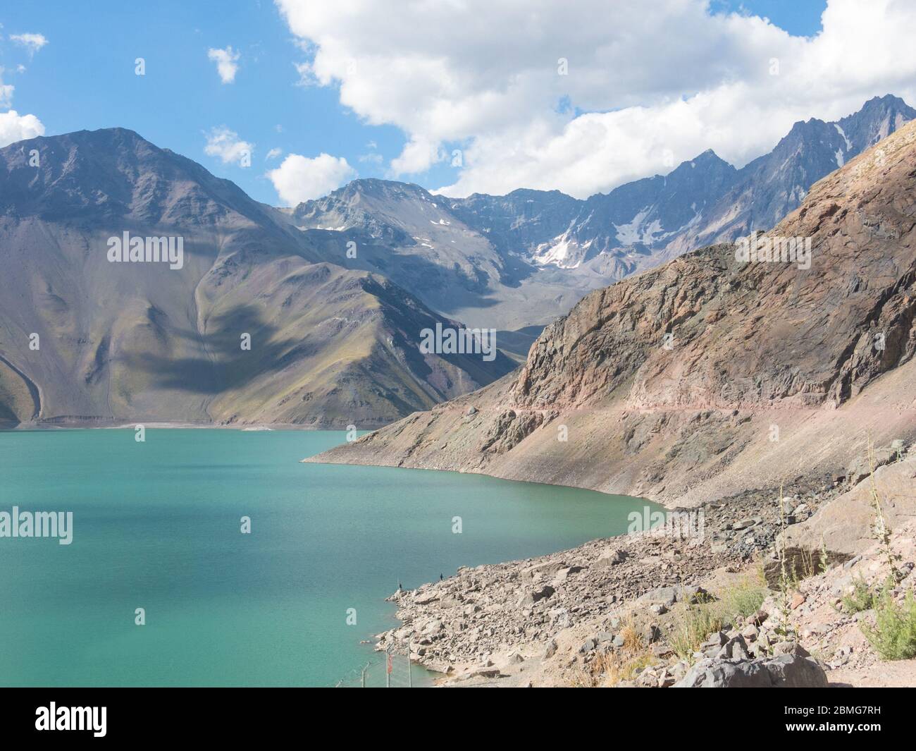 Montagne e picchi paesaggio. Lago di Yeso. Cajon del Maipo. Santiago del Cile Foto Stock