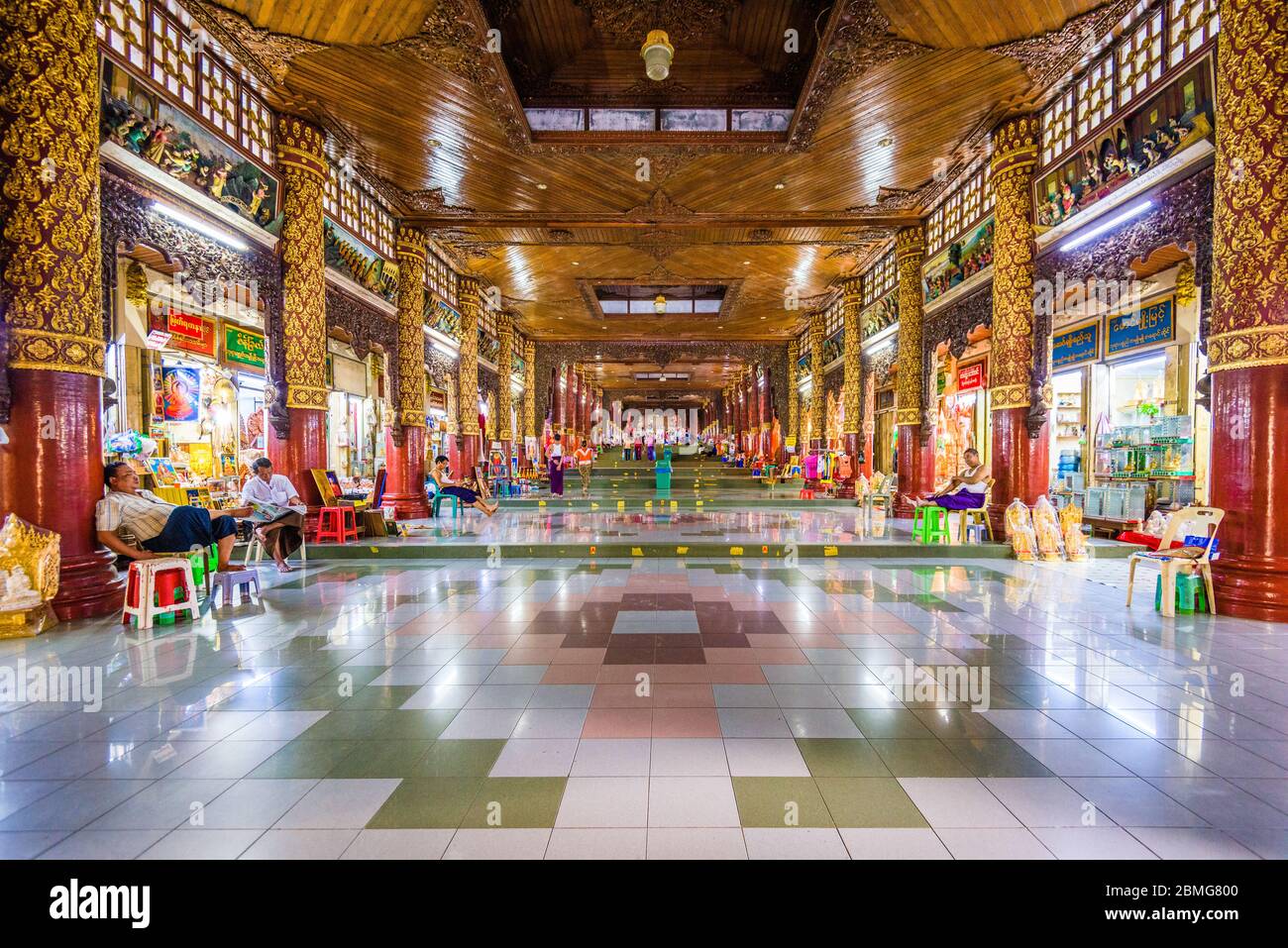 YANGON, MYANMAR - 16 OTTOBRE 2015: Bancarelle e venditori fiancheggiano il corridoio dall'ingresso meridionale a Shwedagon Pagoa. Foto Stock