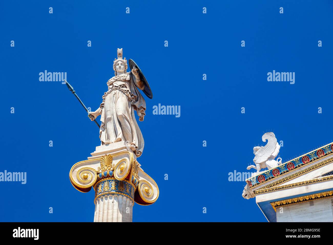 Statua della dea Atina, dea del pezzo, della sapienza e della cultura, ad Atene, Grecia. Foto Stock